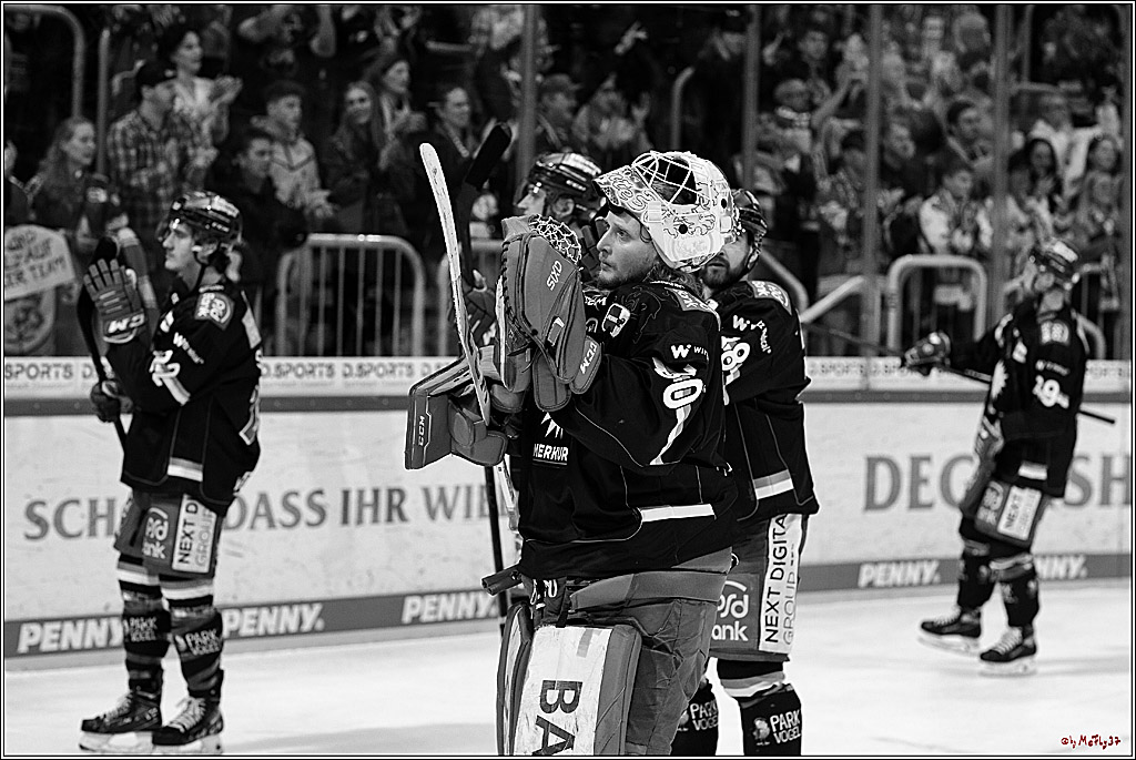 PENNY DEL Viertelfinale 4. Spiel; Duesseldorfer EG - Red Bull Muenchen; Duesseldorf, 16.04.2022